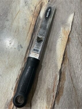Microplane Classic Zester Grater Stainless Steel Black Handle w/ Blade Cover